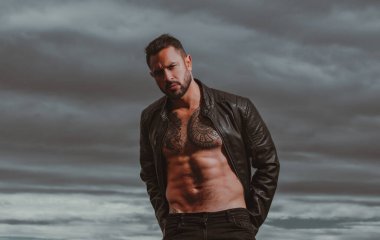 Ciddi yüzlü yakışıklı bir adamın portresi. Deri ceketli, modacı erkek model..