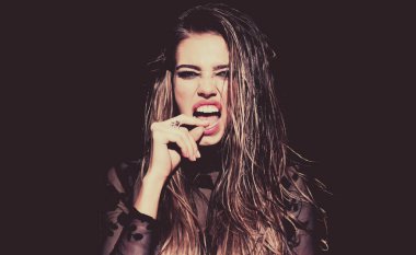 Moda ünlüsü. Temiz ciltli güzel bir manken kız. Moda tarzı. Güzel kız. Renkli, parlak makyajlı yüksek model kadın. Yüksek moda.