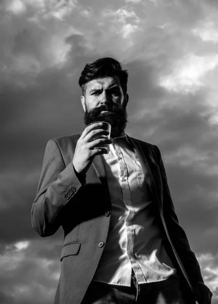 Хіпстерський чоловік зі стильною бородою п'є коньяк, горілку або бренді. Мода Розкішний багатий бородатий чоловік п'є дорогі напої . — стокове фото