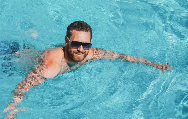 Week-end d'été. Vacances d'été. Un homme heureux dans la piscine. Fête de piscine. Station estivale. — Photo