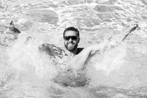 Бассейн. Красивый мужчина в бассейне. Парень в воде. Курорт. Летние каникулы. Летний человек. — стоковое фото