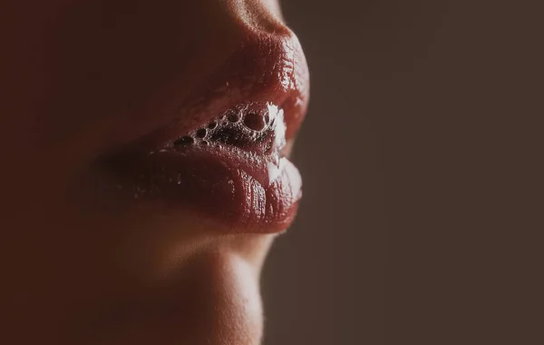 Lábios apaixonados. Boca aberta feminina com saliva. — Fotografia de Stock