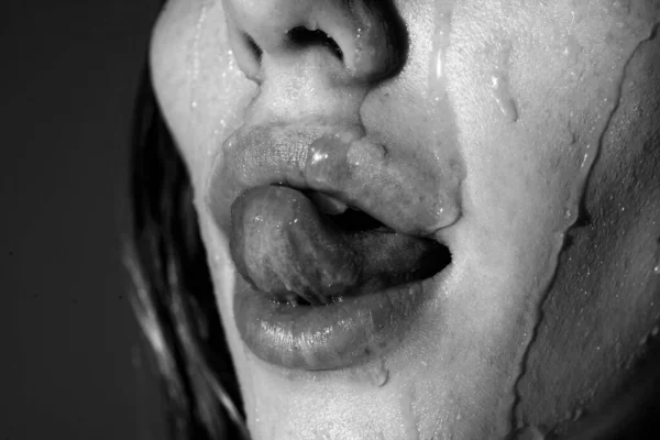 Nahaufnahme des weiblichen Mundes mit Honig. Nahaufnahme perfekte natürliche Lippe, weiblicher Mund. Mollig sexy sinnlich voll lippen. — Stockfoto