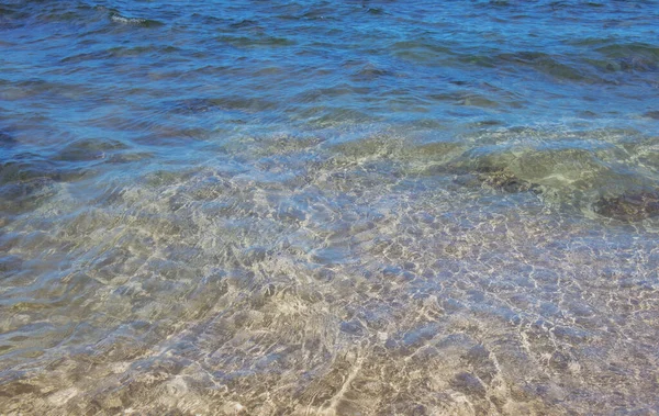 Agua de mar en fondo de detalle de agua ondulada. Patrón de olas océano. — Foto de Stock