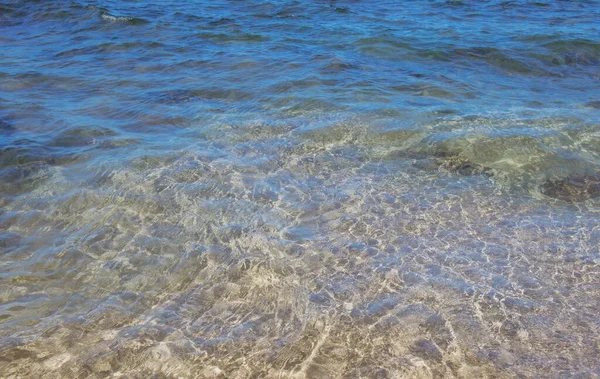 Acqua di mare in fondo dettaglio acqua increspata. Oceano onde modello. — Foto Stock