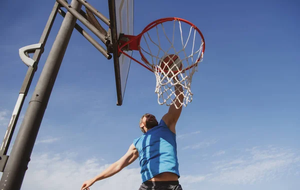 Americký basketbalista skóruje slam dunk. — Stock fotografie