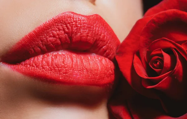 Lippen met lippenstift close-up. Schoonheid Red Lips Make-up Detail. Mooie vrouw lippen met roos. — Stockfoto