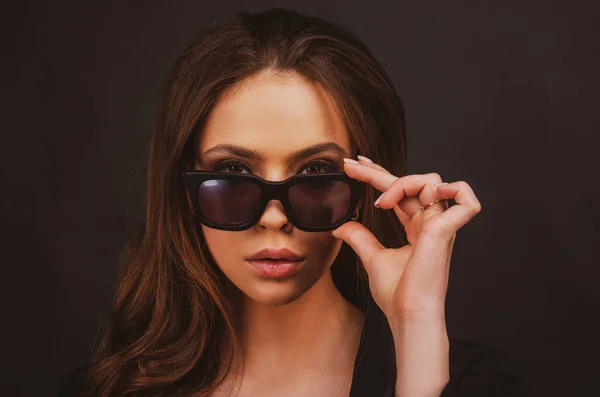 Menina close-up com óculos de verão. Moda mulher na moda em óculos de sol. — Fotografia de Stock