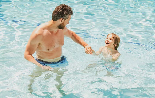 Padre e hijo nadando en la piscina. Vacaciones familiares de verano. Papá e hijo en clases de natación. Vacaciones de verano. — Foto de Stock