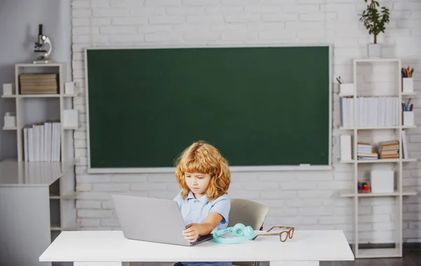 Allievo di bambino scolastico con computer portatile in classe a scuola. — Foto Stock