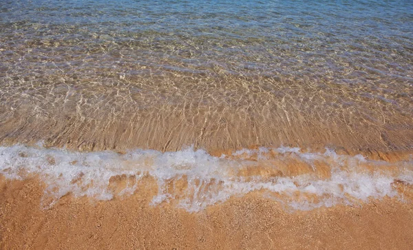 穏やかな海のビーチの背景。砂と夏の熱帯のビーチ。海の水。自然景観. — ストック写真
