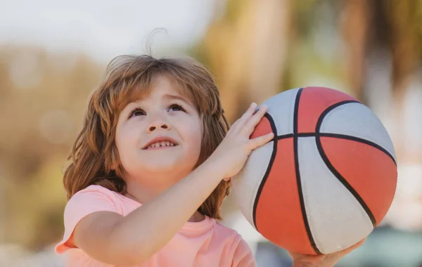 Çocuk çocuk yüzü basketbol atışına hazırlanıyor. Çocuklar için en iyi spor. — Stok fotoğraf