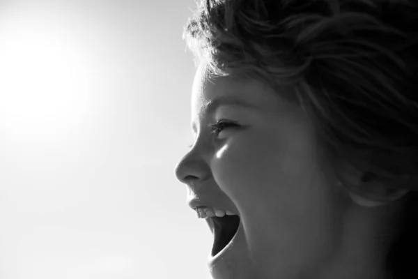 Portrét šťastného smějícího se dítěte. Zblízka pozitivní dítě křičí, profil tvář. — Stock fotografie