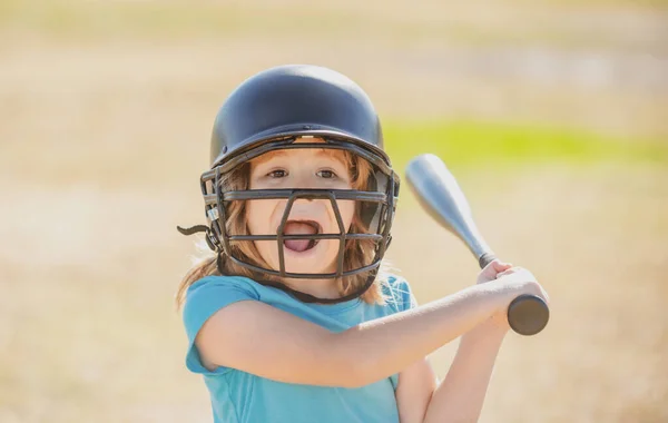 Portret van een opgewonden honkbalspeler die een helm draagt en een honkbalknuppel vasthoudt. Grappige kinderen sportgezicht. — Stockfoto