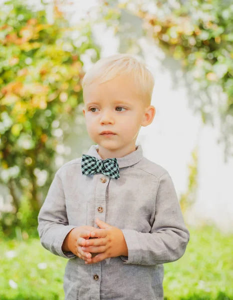 Kindermode. Kleiner Gentleman mit Fliege. Glückliche Kindheit, Jugend. — Stockfoto