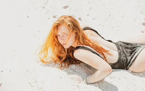 Ocean Beach entspannen. Sandige Frau am Sandstrand. Sexy Sommerbody. Weißer Sand. Urlaub im Paradies. — Stockfoto