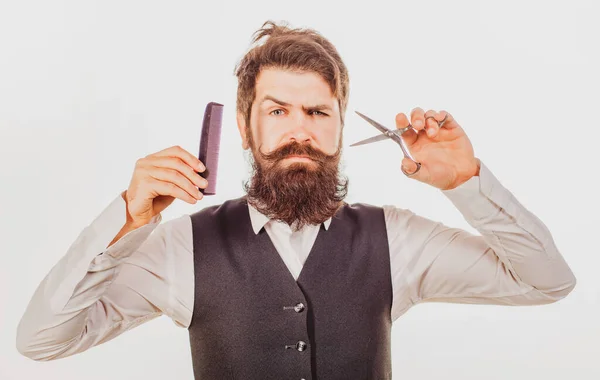 Homem barbudo, retrato de homem com barba comprida e bigode. Tesoura de barbeiro e pente para barbearia. Barbearia vintage, barbear. — Fotografia de Stock