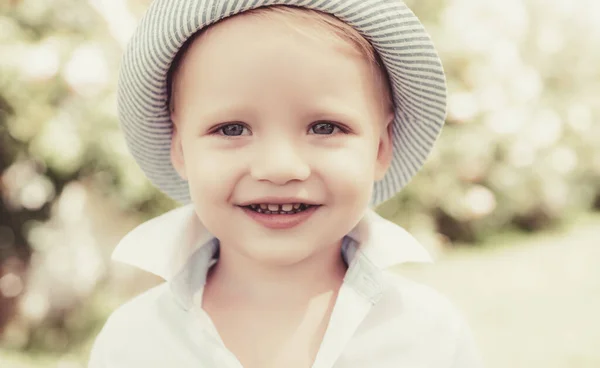 Portret van een vrolijk lachend kind op de achtergrond van de natuur. Ik denk alleen maar aan plezier.. — Stockfoto