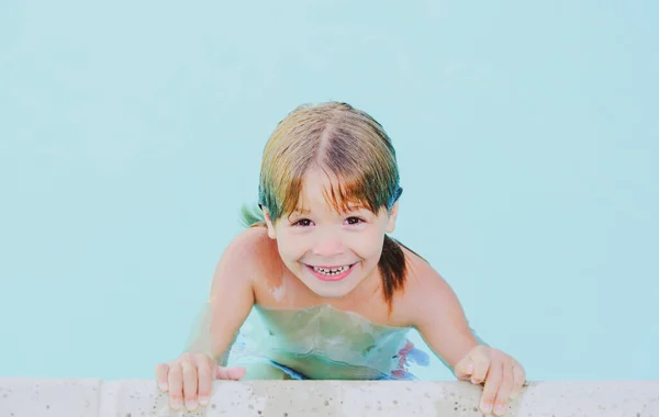 Dítě v letním bazénu. Letní prázdniny u bazénu. Bavím se v aquaparku. Dítě plavající ve vodě. Šťastné dítě v bazénu. — Stock fotografie