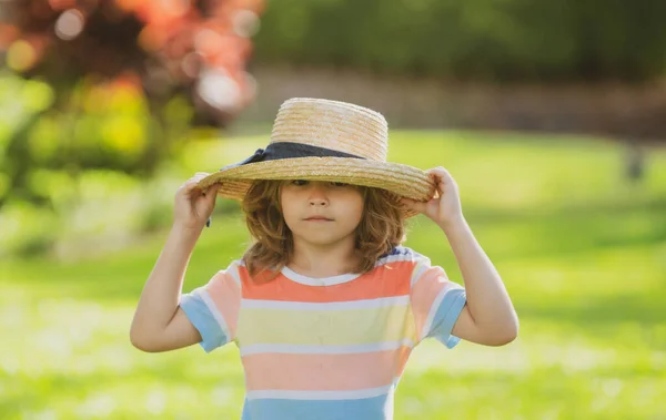 Portrait de petit garçon en chapeau de paille. Concept de visage d'enfant. Tête shoot été enfants portrait. — Photo