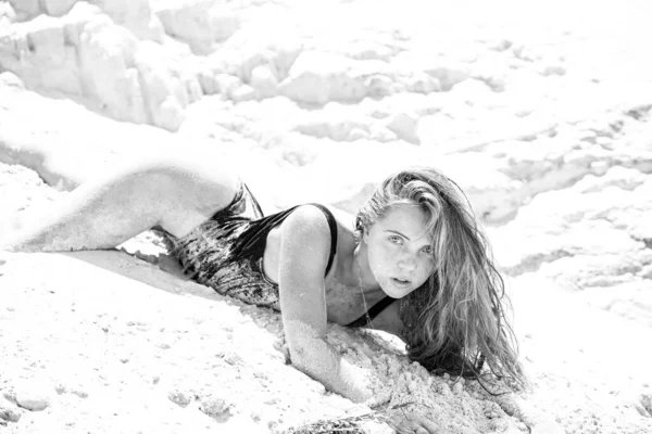 Cennet 'te tatil. Kumsaldaki kumlu kadın. Seksi yaz vücudu. Beyaz kum. — Stok fotoğraf