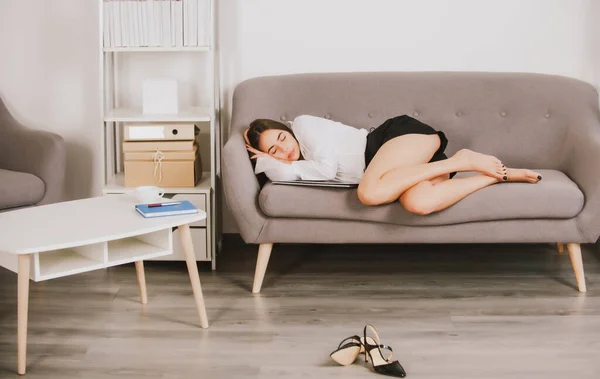 累了的女商人睡在办公室里小秘书在沙发上睡觉. — 图库照片
