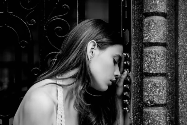 Botón de intercomunicación de mujer. Lady timbre electrónico femenino en la entrada. Joven chica vestido de introducir código en el teclado de la puerta. —  Fotos de Stock