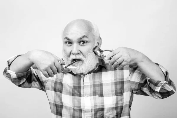 灰色の口ひげを生やしたスタイリッシュな美容師の髭の男の肖像画。髭を生やした老人髭を生やした男. — ストック写真