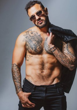Moda ve seksi erkek model. Acımasız adam, yakışıklı erkek modelin ciddi yüzü, erkek gücü kavramı ve güçlü..