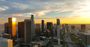 Los Angeles şehir merkezi hava manzaralı, şehrin iş merkezi. Los Angeles İHA ile hava görüntüsü.