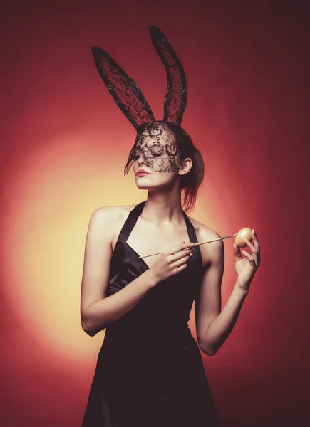 Mujer sexy con orejas de conejo sobre fondo rojo. Concepto de vacaciones de Pascua. Primer plano retrato de la mujer encantadora . —  Fotos de Stock