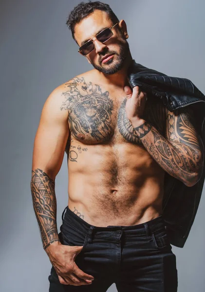 Moda ve seksi erkek model. Acımasız adam, yakışıklı erkek modelin ciddi yüzü, erkek gücü kavramı ve güçlü..
