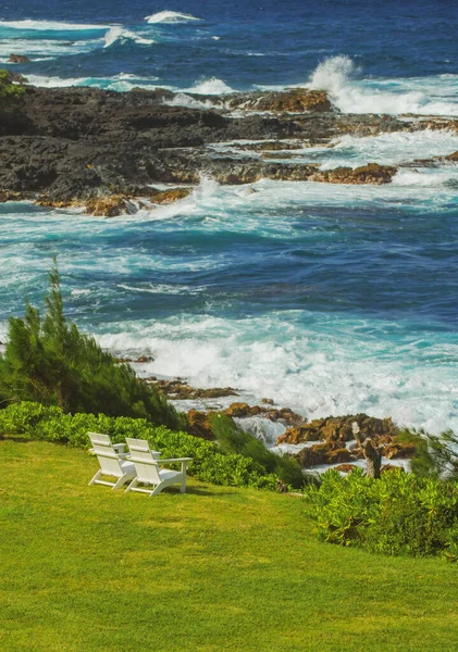 Cena de praia tropical. Vista mar da praia de verão com céu. Paisagem costeira. Cadeira de salão na praia. — Fotografia de Stock