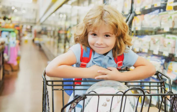 Bambino con carrello della spesa che acquista cibo in un negozio di alimentari. Clienti acquisto di prodotti a conduzione familiare al supermercato. — Foto Stock