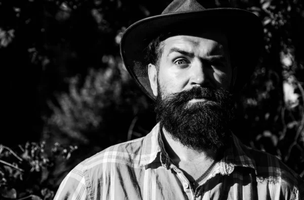 Close up retrato de homem sério em chapéu de cowboy. — Fotografia de Stock