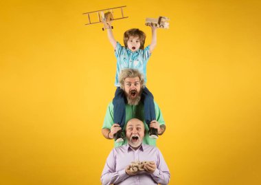 Büyükbaba ve torun oyuncak uçakla oynuyorlar. Çocuk pilot olmayı hayal ediyor. Seyahat konsepti. İzole edilmiş. Babalar Günü konsepti.