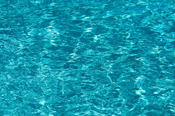Vatten i poolen, bakgrund med hög upplösning. Vågabstrakt eller vågformig vattenstruktur. — Stockfoto