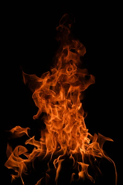 Aislamiento de llama de fuego sobre fondo negro. Quemar llamas, textura abstracta. Diseño de arte para patrón de fuego, textura de llama. —  Fotos de Stock