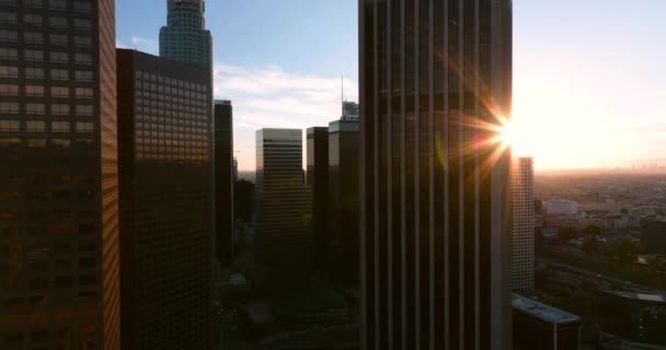 Vista aérea de Los Ángeles, centro de negocios de la ciudad con rascacielos volando con dron. — Vídeo de stock