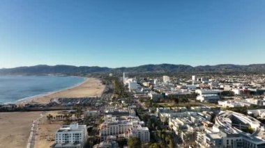 Santa Monica İHA 'dan merkeze. California temalı Santa Monica merkez hava manzaralı, İHA tarafından çekilen.