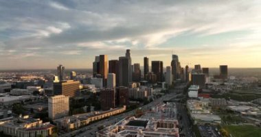 Los Angeles şehir merkezinde. Los Angeles kökenli Kaliforniya teması. Los Angeles şehir merkezi. Top Aerial View Sinemasal Drone Görüntüsü.