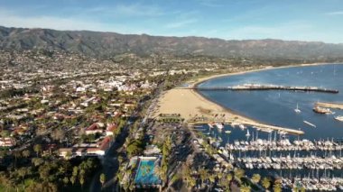 Santa Barbara California Liman İskelesi, insansız hava aracı. Yatlar ve tekneler. İskele, port.