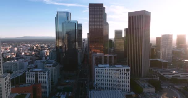 Лос-Анджелес в центрі Небесної лінії з хмарочосами. Місто Лос-Анжелес зверху вид на повітряний політ з дроном.. — стокове відео