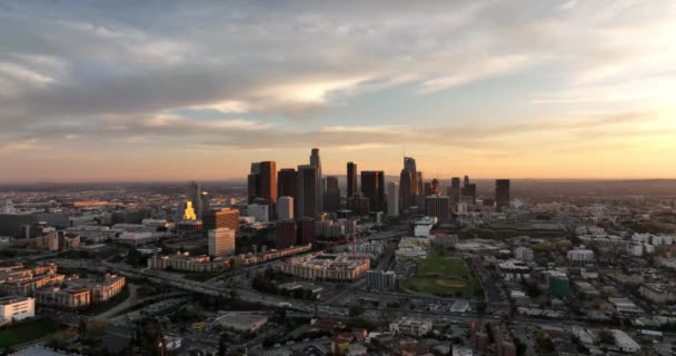 Los Angeles Downtown Cinematic Drone Beelden van Top Aerial View gefilmd door drone. — Stockvideo