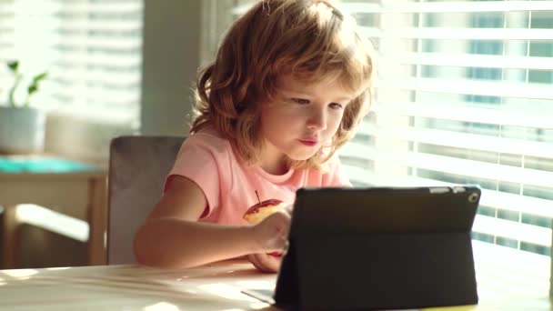 Хлопчик, який навчається онлайн на уроках. Дитина вивчає онлайн-відео дзвінок зі збільшенням. Учень-дитина вивчає англійську мову онлайн з ноутбуком у школі . — стокове відео