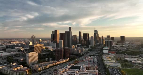 Los Angeles centrum. Californië thema met LA achtergrond. Het centrum van Los Angels. Cinematic Drone Beelden van Top Luchtfoto 's. — Stockvideo