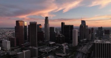 Los Angeles şehir merkezi silueti. Los Angels şehri. Los Angeles hava görüntüsü, İHA ile uçuyor..