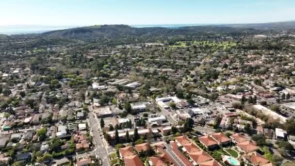 Вид с воздуха на здания в городе Санта-Барбара, Калифорния. Воздушный вертолет, летящий на Санта-Барбаре. — стоковое видео