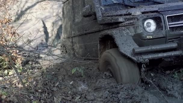 Špinavý kola pneumatiky, mimo silnice točit špinavý stopy bláta. Terénní cestování na horské cestě. — Stock video