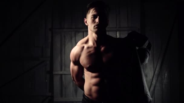 Modèle masculin sexy posant en studio chemise déshabillée. Portrait d'un homme musclé déshabillé chemise. — Video